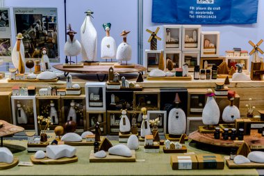 Bangkok 2025, QSNCC sergi merkezinde farklı tedarikçilerle Tayland 'da üretilen ürünlerin çeşitlerini satan el sanatları. Balık gözü lensli fotoğraflar. Bangkok, Tayland. - 21 Haziran 2025.