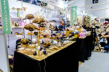 Bangkok 2025, QSNCC sergi merkezinde farklı tedarikçilerle Tayland 'da üretilen ürünlerin çeşitlerini satan el sanatları. Balık gözü lensli fotoğraflar. Bangkok, Tayland. - 21 Haziran 2025.