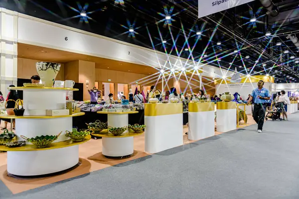 Bangkok 2025, QSNCC sergi merkezinde farklı tedarikçilerle Tayland 'da üretilen ürünlerin çeşitlerini satan el sanatları. Balık gözü lensli fotoğraflar. Bangkok, Tayland. - 21 Haziran 2025.