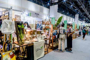 Bangkok 2025, QSNCC sergi merkezinde farklı tedarikçilerle Tayland 'da üretilen ürünlerin çeşitlerini satan el sanatları. Balık gözü lensli fotoğraflar. Bangkok, Tayland. - 21 Haziran 2025.