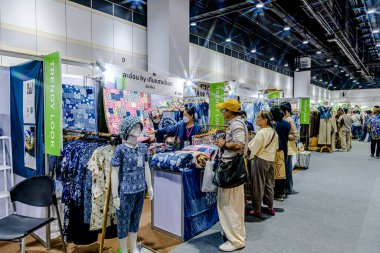 Bangkok 2025, QSNCC sergi merkezinde farklı tedarikçilerle Tayland 'da üretilen ürünlerin çeşitlerini satan el sanatları. Balık gözü lensli fotoğraflar. Bangkok, Tayland. - 21 Haziran 2025.