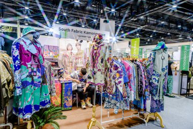 Bangkok 2025, QSNCC sergi merkezinde farklı tedarikçilerle Tayland 'da üretilen ürünlerin çeşitlerini satan el sanatları. Balık gözü lensli fotoğraflar. Bangkok, Tayland. - 21 Haziran 2025.