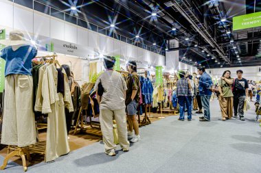 Bangkok 2025, QSNCC sergi merkezinde farklı tedarikçilerle Tayland 'da üretilen ürünlerin çeşitlerini satan el sanatları. Balık gözü lensli fotoğraflar. Bangkok, Tayland. - 21 Haziran 2025.