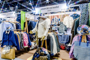 Bangkok 2025, QSNCC sergi merkezinde farklı tedarikçilerle Tayland 'da üretilen ürünlerin çeşitlerini satan el sanatları. Balık gözü lensli fotoğraflar. Bangkok, Tayland. - 21 Haziran 2025.