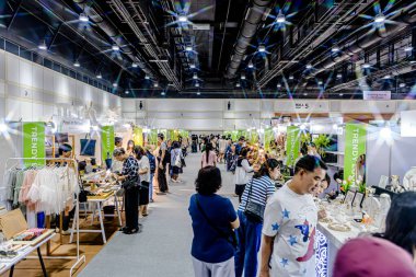 Bangkok 2025, QSNCC sergi merkezinde farklı tedarikçilerle Tayland 'da üretilen ürünlerin çeşitlerini satan el sanatları. Balık gözü lensli fotoğraflar. Bangkok, Tayland. - 21 Haziran 2025.