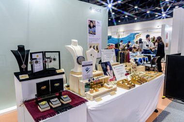 Bangkok 2025, QSNCC sergi merkezinde farklı tedarikçilerle Tayland 'da üretilen ürünlerin çeşitlerini satan el sanatları. Balık gözü lensli fotoğraflar. Bangkok, Tayland. - 21 Haziran 2025.