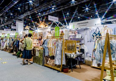 Bangkok 2025, QSNCC sergi merkezinde farklı tedarikçilerle Tayland 'da üretilen ürünlerin çeşitlerini satan el sanatları. Balık gözü lensli fotoğraflar. Bangkok, Tayland. - 21 Haziran 2025.