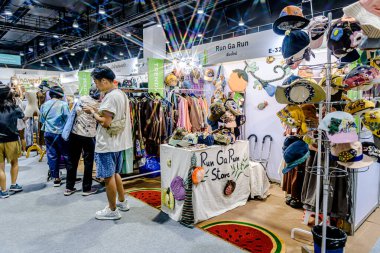 Bangkok 2025, QSNCC sergi merkezinde farklı tedarikçilerle Tayland 'da üretilen ürünlerin çeşitlerini satan el sanatları. Balık gözü lensli fotoğraflar. Bangkok, Tayland. - 21 Haziran 2025.