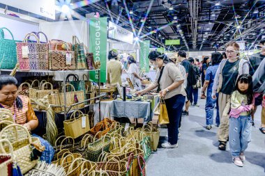 QSNCC Sergi Merkezi 'nde düzenlenen Craft Bangkok 2025 Tayland' da üretilen ürünlerin çeşitlerini satan farklı tedarikçilerle birlikte. Balık gözü lensli fotoğraflar. Bangkok, Tayland. - 21 Haziran 2025.