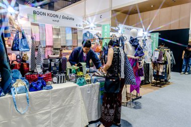 QSNCC Sergi Merkezi 'nde düzenlenen Craft Bangkok 2025 Tayland' da üretilen ürünlerin çeşitlerini satan farklı tedarikçilerle birlikte. Balık gözü lensli fotoğraflar. Bangkok, Tayland. - 21 Haziran 2025.