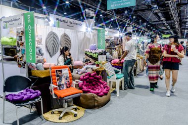 QSNCC Sergi Merkezi 'nde düzenlenen Craft Bangkok 2025 Tayland' da üretilen ürünlerin çeşitlerini satan farklı tedarikçilerle birlikte. Balık gözü lensli fotoğraflar. Bangkok, Tayland. - 21 Haziran 2025.