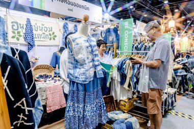 QSNCC Sergi Merkezi 'nde düzenlenen Craft Bangkok 2025 Tayland' da üretilen ürünlerin çeşitlerini satan farklı tedarikçilerle birlikte. Balık gözü lensli fotoğraflar. Bangkok, Tayland. - 21 Haziran 2025.