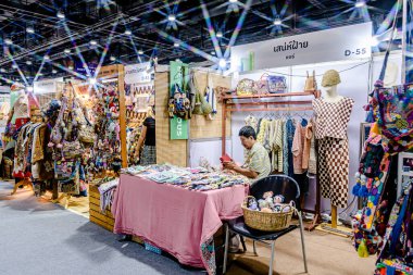 QSNCC Sergi Merkezi 'nde düzenlenen Craft Bangkok 2025 Tayland' da üretilen ürünlerin çeşitlerini satan farklı tedarikçilerle birlikte. Balık gözü lensli fotoğraflar. Bangkok, Tayland. - 21 Haziran 2025.