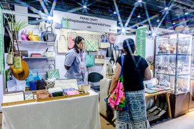 QSNCC Sergi Merkezi 'nde düzenlenen Craft Bangkok 2025 Tayland' da üretilen ürünlerin çeşitlerini satan farklı tedarikçilerle birlikte. Balık gözü lensli fotoğraflar. Bangkok, Tayland. - 21 Haziran 2025.