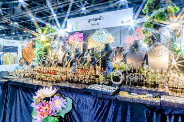 QSNCC Sergi Merkezi 'nde düzenlenen Craft Bangkok 2025 Tayland' da üretilen ürünlerin çeşitlerini satan farklı tedarikçilerle birlikte. Balık gözü lensli fotoğraflar. Bangkok, Tayland. - 21 Haziran 2025.