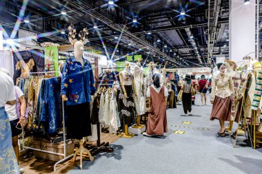 QSNCC Sergi Merkezi 'nde düzenlenen Craft Bangkok 2025 Tayland' da üretilen ürünlerin çeşitlerini satan farklı tedarikçilerle birlikte. Balık gözü lensli fotoğraflar. Bangkok, Tayland. - 21 Haziran 2025.