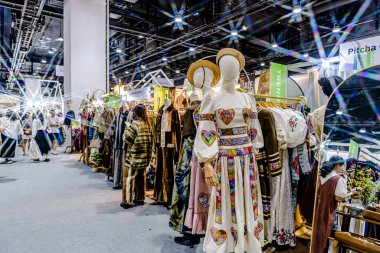 QSNCC Sergi Merkezi 'nde düzenlenen Craft Bangkok 2025 Tayland' da üretilen ürünlerin çeşitlerini satan farklı tedarikçilerle birlikte. Balık gözü lensli fotoğraflar. Bangkok, Tayland. - 21 Haziran 2025.