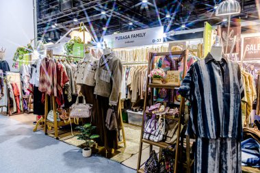 QSNCC Sergi Merkezi 'nde düzenlenen Craft Bangkok 2025 Tayland' da üretilen ürünlerin çeşitlerini satan farklı tedarikçilerle birlikte. Balık gözü lensli fotoğraflar. Bangkok, Tayland. - 21 Haziran 2025.