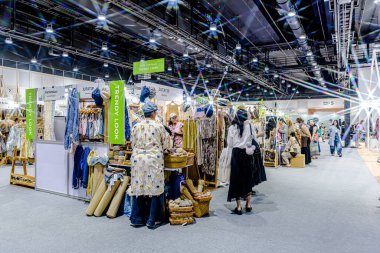 QSNCC Sergi Merkezi 'nde düzenlenen Craft Bangkok 2025 Tayland' da üretilen ürünlerin çeşitlerini satan farklı tedarikçilerle birlikte. Balık gözü lensli fotoğraflar. Bangkok, Tayland. - 21 Haziran 2025.