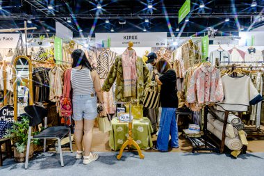 QSNCC Sergi Merkezi 'nde düzenlenen Craft Bangkok 2025 Tayland' da üretilen ürünlerin çeşitlerini satan farklı tedarikçilerle birlikte. Balık gözü lensli fotoğraflar. Bangkok, Tayland. - 21 Haziran 2025.