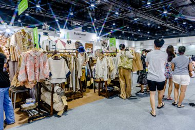 QSNCC Sergi Merkezi 'nde düzenlenen Craft Bangkok 2025 Tayland' da üretilen ürünlerin çeşitlerini satan farklı tedarikçilerle birlikte. Balık gözü lensli fotoğraflar. Bangkok, Tayland. - 21 Haziran 2025.