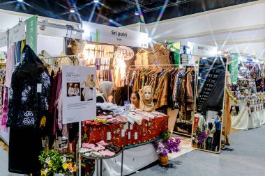 QSNCC Sergi Merkezi 'nde düzenlenen Craft Bangkok 2025 Tayland' da üretilen ürünlerin çeşitlerini satan farklı tedarikçilerle birlikte. Balık gözü lensli fotoğraflar. Bangkok, Tayland. - 21 Haziran 2025.