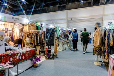 QSNCC Sergi Merkezi 'nde düzenlenen Craft Bangkok 2025 Tayland' da üretilen ürünlerin çeşitlerini satan farklı tedarikçilerle birlikte. Balık gözü lensli fotoğraflar. Bangkok, Tayland. - 21 Haziran 2025.