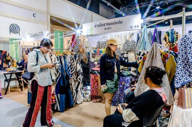 QSNCC Sergi Merkezi 'nde düzenlenen Craft Bangkok 2025 Tayland' da üretilen ürünlerin çeşitlerini satan farklı tedarikçilerle birlikte. Balık gözü lensli fotoğraflar. Bangkok, Tayland. - 21 Haziran 2025.