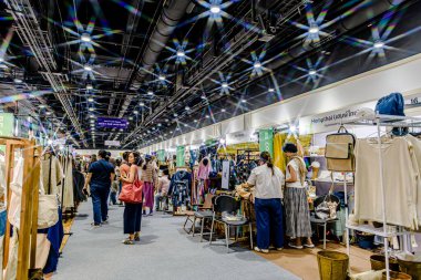 QSNCC Sergi Merkezi 'nde düzenlenen Craft Bangkok 2025 Tayland' da üretilen ürünlerin çeşitlerini satan farklı tedarikçilerle birlikte. Balık gözü lensli fotoğraflar. Bangkok, Tayland. - 21 Haziran 2025.