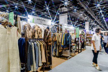 QSNCC Sergi Merkezi 'nde düzenlenen Craft Bangkok 2025 Tayland' da üretilen ürünlerin çeşitlerini satan farklı tedarikçilerle birlikte. Balık gözü lensli fotoğraflar. Bangkok, Tayland. - 21 Haziran 2025.