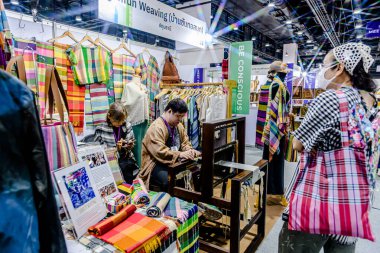 QSNCC Sergi Merkezi 'nde düzenlenen Craft Bangkok 2025 Tayland' da üretilen ürünlerin çeşitlerini satan farklı tedarikçilerle birlikte. Balık gözü lensli fotoğraflar. Bangkok, Tayland. - 21 Haziran 2025.