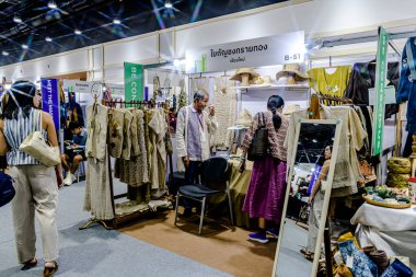 QSNCC Sergi Merkezi 'nde düzenlenen Craft Bangkok 2025 Tayland' da üretilen ürünlerin çeşitlerini satan farklı tedarikçilerle birlikte. Balık gözü lensli fotoğraflar. Bangkok, Tayland. - 21 Haziran 2025.