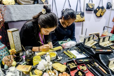 QSNCC Sergi Merkezi 'nde düzenlenen Craft Bangkok 2025 Tayland' da üretilen ürünlerin çeşitlerini satan farklı tedarikçilerle birlikte. Balık gözü lensli fotoğraflar. Bangkok, Tayland. - 21 Haziran 2025.