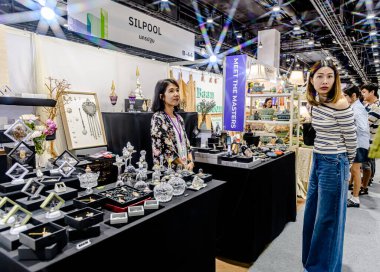 QSNCC Sergi Merkezi 'nde düzenlenen Craft Bangkok 2025 Tayland' da üretilen ürünlerin çeşitlerini satan farklı tedarikçilerle birlikte. Balık gözü lensli fotoğraflar. Bangkok, Tayland. - 21 Haziran 2025.