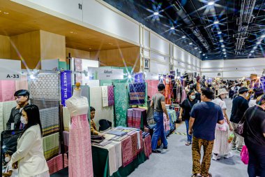 QSNCC Sergi Merkezi 'nde düzenlenen Craft Bangkok 2025 Tayland' da üretilen ürünlerin çeşitlerini satan farklı tedarikçilerle birlikte. Balık gözü lensli fotoğraflar. Bangkok, Tayland. - 21 Haziran 2025.