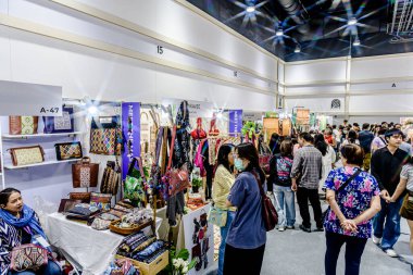 QSNCC Sergi Merkezi 'nde düzenlenen Craft Bangkok 2025 Tayland' da üretilen ürünlerin çeşitlerini satan farklı tedarikçilerle birlikte. Balık gözü lensli fotoğraflar. Bangkok, Tayland. - 21 Haziran 2025.