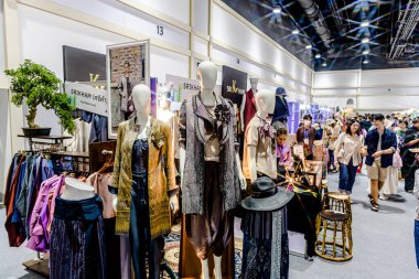 QSNCC Sergi Merkezi 'nde düzenlenen Craft Bangkok 2025 Tayland' da üretilen ürünlerin çeşitlerini satan farklı tedarikçilerle birlikte. Balık gözü lensli fotoğraflar. Bangkok, Tayland. - 21 Haziran 2025.