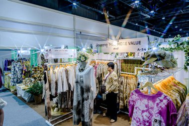 QSNCC Sergi Merkezi 'nde düzenlenen Craft Bangkok 2025 Tayland' da üretilen ürünlerin çeşitlerini satan farklı tedarikçilerle birlikte. Balık gözü lensli fotoğraflar. Bangkok, Tayland. - 21 Haziran 2025.