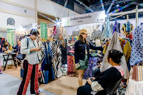 QSNCC Sergi Merkezi 'nde düzenlenen Craft Bangkok 2025 Tayland' da üretilen ürünlerin çeşitlerini satan farklı tedarikçilerle birlikte. Balık gözü lensli fotoğraflar. Bangkok, Tayland. - 21 Haziran 2025.