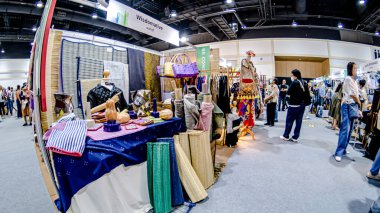 QSNCC Sergi Merkezi 'nde düzenlenen Craft Bangkok 2025 Tayland' da üretilen ürünlerin çeşitlerini satan farklı tedarikçilerle birlikte. Balık gözü lensli fotoğraflar. Bangkok, Tayland. - 21 Haziran 2025.