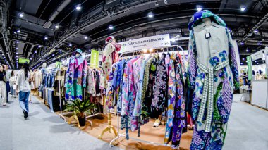 QSNCC Sergi Merkezi 'nde düzenlenen Craft Bangkok 2025 Tayland' da üretilen ürünlerin çeşitlerini satan farklı tedarikçilerle birlikte. Balık gözü lensli fotoğraflar. Bangkok, Tayland. - 21 Haziran 2025.