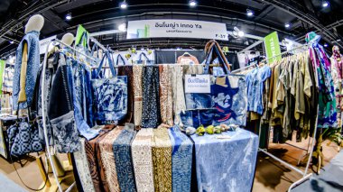 QSNCC Sergi Merkezi 'nde düzenlenen Craft Bangkok 2025 Tayland' da üretilen ürünlerin çeşitlerini satan farklı tedarikçilerle birlikte. Balık gözü lensli fotoğraflar. Bangkok, Tayland. - 21 Haziran 2025.