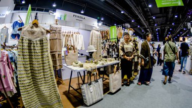 QSNCC Sergi Merkezi 'nde düzenlenen Craft Bangkok 2025 Tayland' da üretilen ürünlerin çeşitlerini satan farklı tedarikçilerle birlikte. Balık gözü lensli fotoğraflar. Bangkok, Tayland. - 21 Haziran 2025.