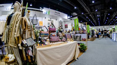 QSNCC Sergi Merkezi 'nde düzenlenen Craft Bangkok 2025 Tayland' da üretilen ürünlerin çeşitlerini satan farklı tedarikçilerle birlikte. Balık gözü lensli fotoğraflar. Bangkok, Tayland. - 21 Haziran 2025.