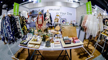 QSNCC Sergi Merkezi 'nde düzenlenen Craft Bangkok 2025 Tayland' da üretilen ürünlerin çeşitlerini satan farklı tedarikçilerle birlikte. Balık gözü lensli fotoğraflar. Bangkok, Tayland. - 21 Haziran 2025.