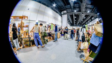 QSNCC Sergi Merkezi 'nde düzenlenen Craft Bangkok 2025 Tayland' da üretilen ürünlerin çeşitlerini satan farklı tedarikçilerle birlikte. Balık gözü lensli fotoğraflar. Bangkok, Tayland. - 21 Haziran 2025.