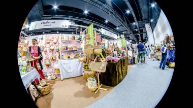 QSNCC Sergi Merkezi 'nde düzenlenen Craft Bangkok 2025 Tayland' da üretilen ürünlerin çeşitlerini satan farklı tedarikçilerle birlikte. Balık gözü lensli fotoğraflar. Bangkok, Tayland. - 21 Haziran 2025.