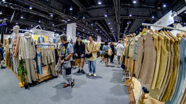 QSNCC Sergi Merkezi 'nde düzenlenen Craft Bangkok 2025 Tayland' da üretilen ürünlerin çeşitlerini satan farklı tedarikçilerle birlikte. Balık gözü lensli fotoğraflar. Bangkok, Tayland. - 21 Haziran 2025.