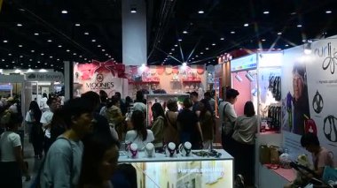 QSNCC 'de Tayland' daki Hayvan Fuarı 'nda. Ziyaretçiler, alışveriş için kendi hayvanlarını getirebiliyor ve şovdaki diğer evcil hayvanlarla eğlenebiliyorlar. Bangkok, Tayland. - 1 Mayıs 2025.