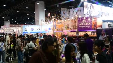 QSNCC 'de Tayland' daki Hayvan Fuarı 'nda. Ziyaretçiler, alışveriş için kendi hayvanlarını getirebiliyor ve şovdaki diğer evcil hayvanlarla eğlenebiliyorlar. Bangkok, Tayland. - 1 Mayıs 2025.